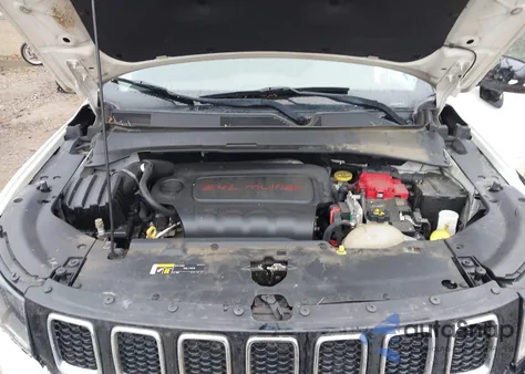 2019 Jeep Compass Latitude 4X4 z USA, uszkodzony, nr VIN 3C4NJDBB8KT703991